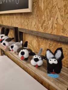 Gefilzte Hunde an der Geburtstagsparty in der Filzlisstube