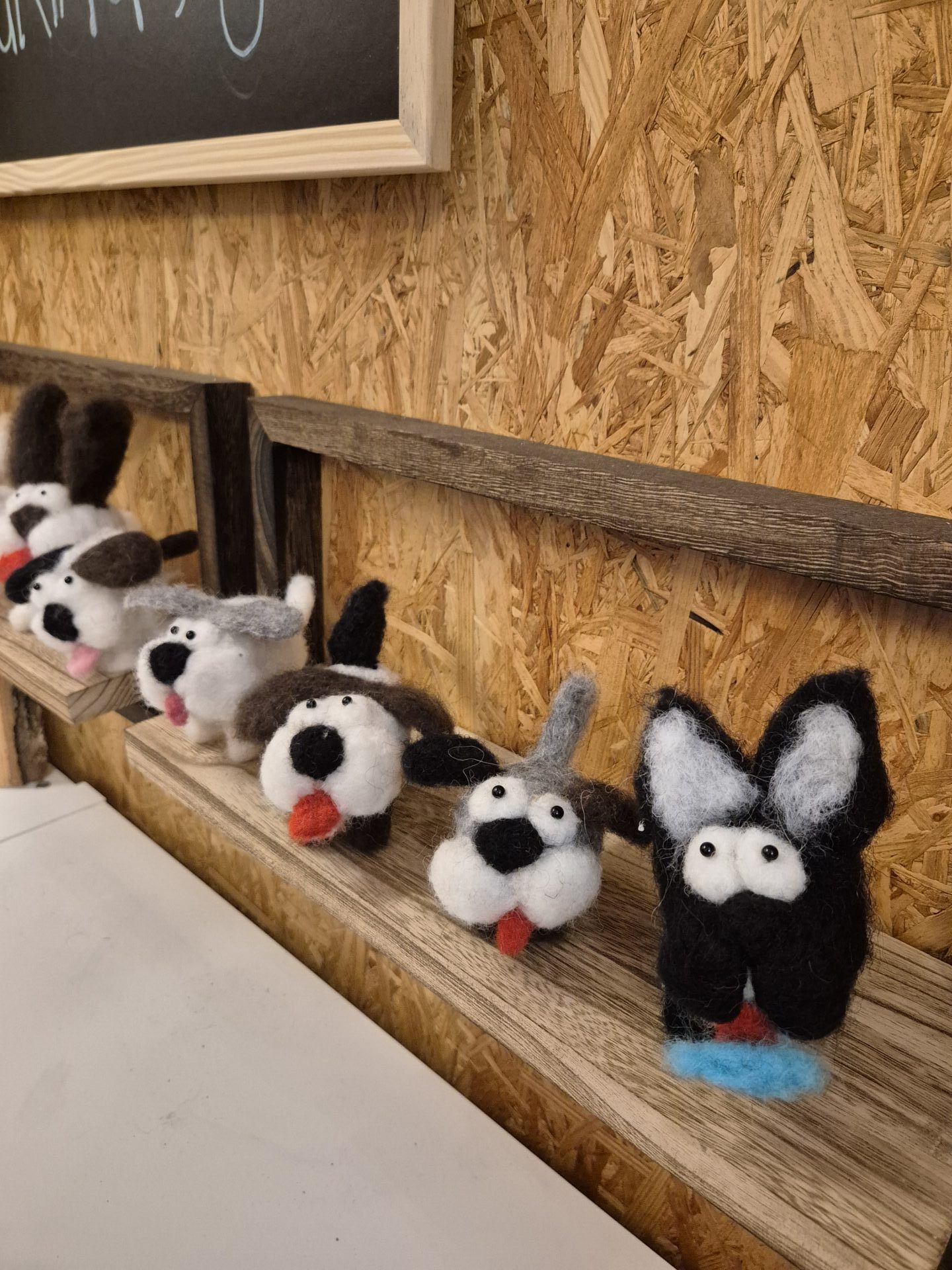 Gefilzte Hunde an der Geburtstagsparty in der Filzlisstube