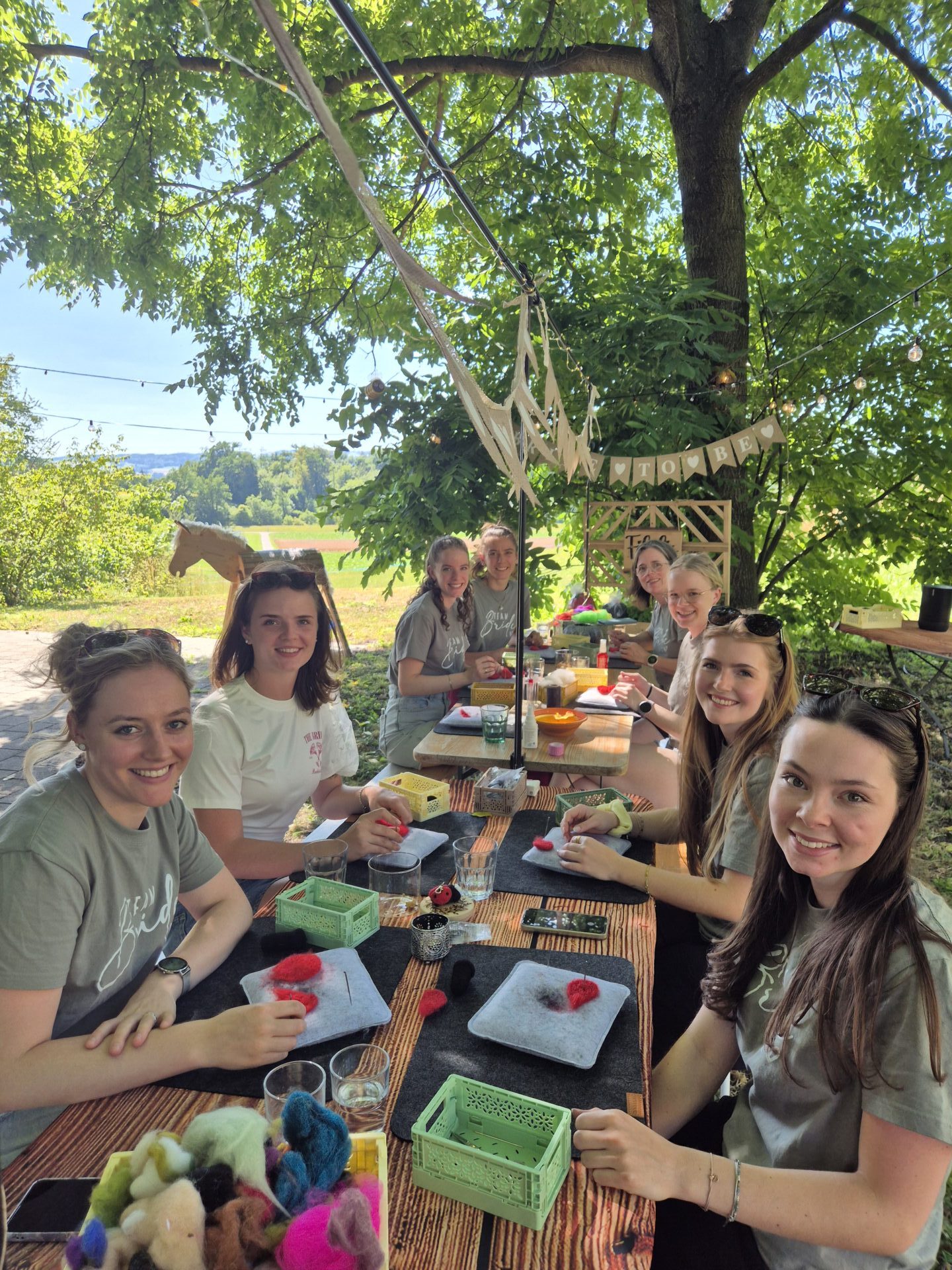 Gruppenbild Team Bride Filzen im Garten